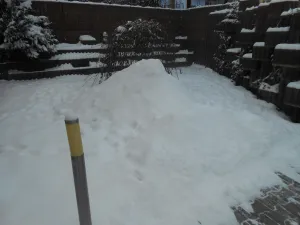 kupa sněhu na trávníčku
